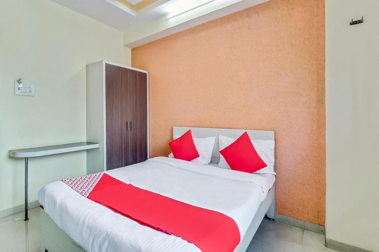 Oyo Flagship 48365 Hotel Shiva'S Castle Chalisgaon Ngoại thất bức ảnh
